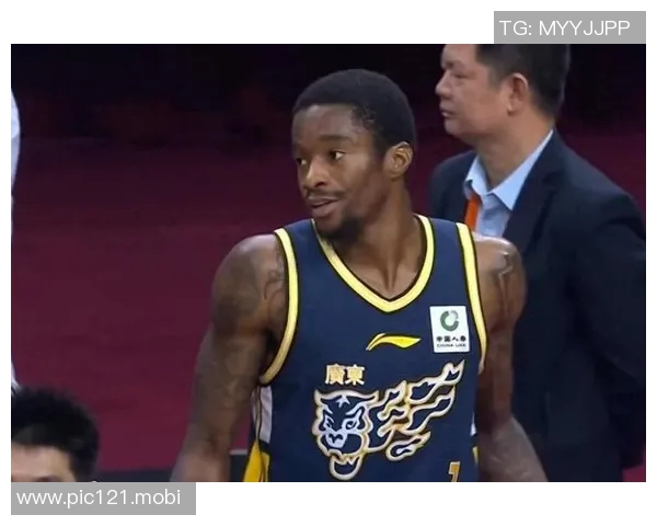 稳定输出!奎因18投11中得到32分8篮板11助攻 稳定输出!奎因18投11中得到32分8篮板11助攻